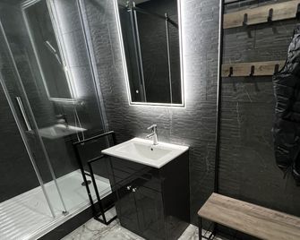 Penthouse Style 2 Bedroom House With Hot-tub - Birmingham - Bathroom