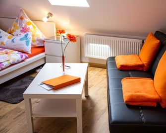 Modern holiday apartment near the Thomann music store, lovingly furnished - Wachenroth - Sala de estar