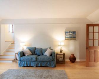 Private Residence minutes from Montauk Marinas. - Montauk - Living room