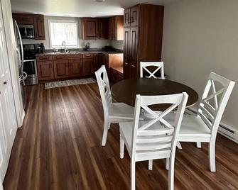 Open Concept Wooded Retreat Along the Muskegon River - Fishing, Boating, Ferris - Big Rapids - Dining room