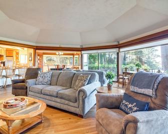 Enchanting Coos Bay Sanctuary with Lush Views! - Coos Bay - Living room