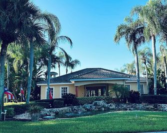 The Ultimate Florida Vacation in a Serene Scene - Poinciana - Edificio