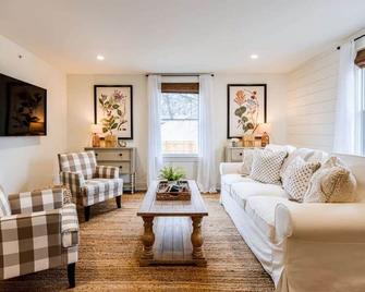 Downtown Luxury Farmhouse Apartment #4 - West Dundee - Living room
