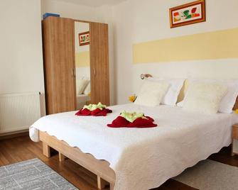 Rooms Jovica, (15964), Vrhovine, Croatia - Gornji Babin Potok - Schlafzimmer