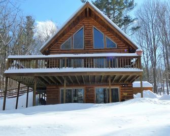 Dog Friendly, Quiet Neighborhood, Cozy lower level cabin - Albany - Edificio