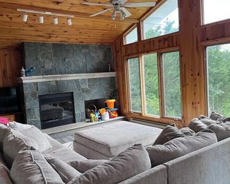 Rare Beachfront Cabin in Clearwater Bay, only 25 min from Kenora. Pet friendly! - Kenora - Living room