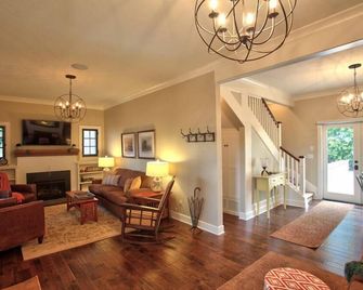 Vintage Luxury Retreat - McMinnville - Living room