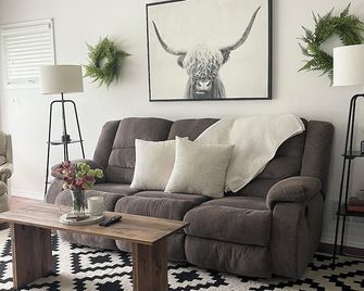 Charming 3-bedroom house 3 mi to altru, 2 mi to UND, and 1 mi to down town - East Grand Forks - Living room