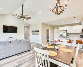 Modern & Private Retreat Near Historic Downtown! - Dothan - Comedor