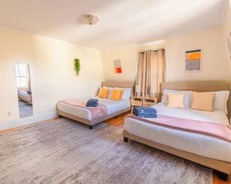 Spacious 3BDR/4Bed apartment with King + Queen beds, WiFi, AC in Downtown Salem - Salem - Makuuhuone