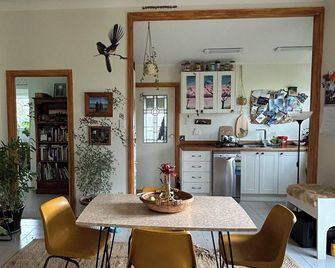 3-Bedroom Family Cottage with Stunning Rural Views in The Catlins - Owaka - Comedor
