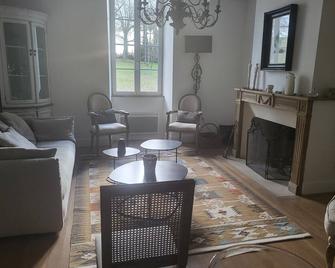 Charming house in a beautiful wooded park / outbuilding / protected swimming pool - Auriac-sur-Vendinelle - Sala de estar