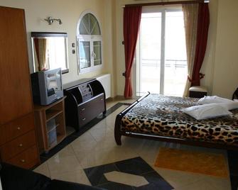 Petit Palais Hotel - Loutraki - Bedroom