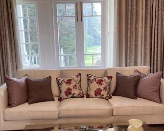 Idyllic Country House in Haslemere - Haslemere - Living room