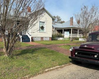 Cozy 3 BR in Historical District with screened in porch. Newly remodeled. - Selma - Bâtiment