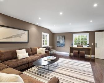 Gorgeous Gated Home with pool in exclusive neighborhood - Los Angeles - Living room