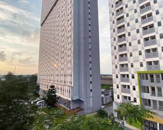 Room Rendi Gunung Putri Square - Bogor - Gebouw