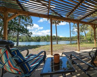 Peaceful Waterfront Home on Large Open Canal, Dog Friendly! - Crystal River - Патіо