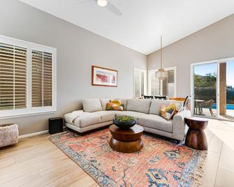 Roy Rogers Poolhouse - Cave Creek - Living room