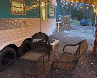 Cozy RV in Wonderful Northwood with AC, WiFi, Kayaks & canoe! - Northwood - Patio