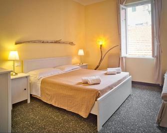 2 passi dal mare - Finale Ligure - Camera da letto