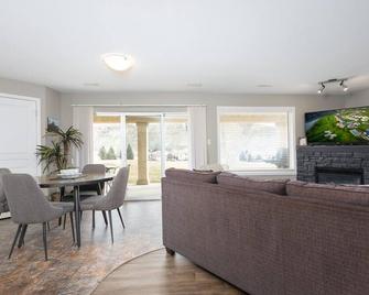 Paradise Canyon Golf Resort - Signature Walkout Condo 382 - Lethbridge - Sala de estar