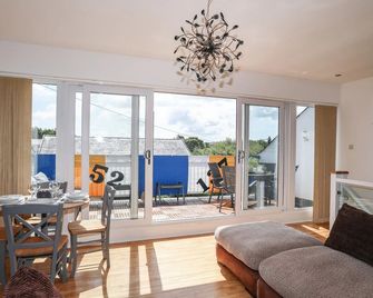 21 Cae Du - Pwllheli