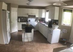 Brother Li Homestay - Calgary - Kitchen