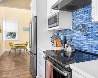 Oceanfront Beach House overlooking the Boardwalk - Santa Cruz - Kitchen