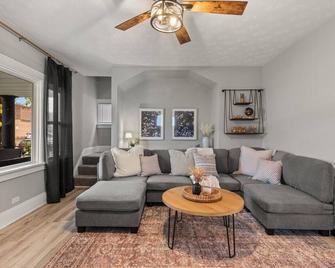 Newly Renovated and Designed Near Downtown - Cleveland - Sala de estar