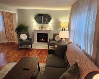 In the heart of Hampton. The Heron's Landing Vacation House. - Hampton - Living room