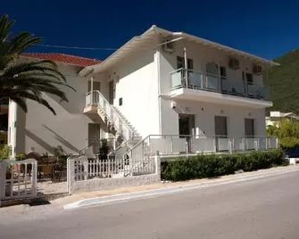 Savinos Rooms - Vasiliki - Building