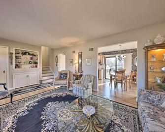 Cozy Kansas City Home with Yard - 9 Mi to Dtwn! - Kansas City - Living room