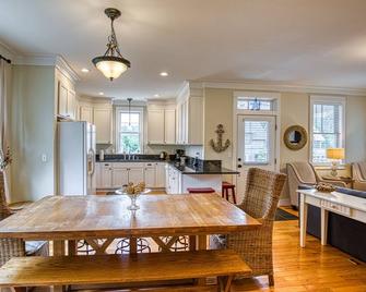 Otterly Relaxed in Seabrook, WA - large deck with private hot tub & firepit - Pacific Beach - Comedor