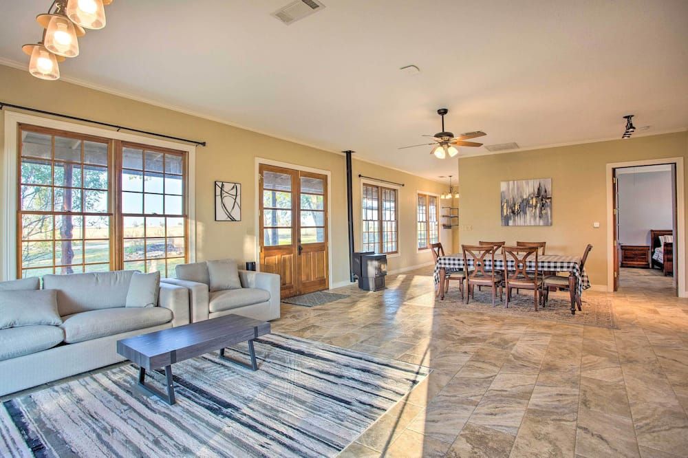 Charming Gainesville Retreat: Barn, Horses Welcome - Gainesville - Wohnzimmer