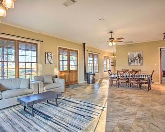 Charming Gainesville Retreat Barn, Horses Welcome - Gainesville - Obývací pokoj