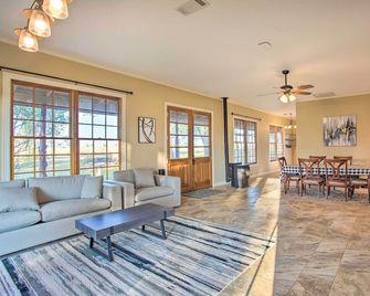 Charming Gainesville Retreat: Barn, Horses Welcome - Gainesville - Wohnzimmer