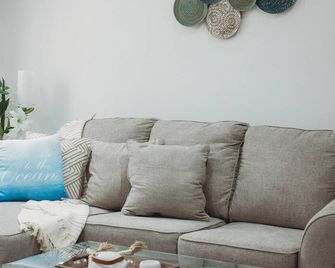 JeSal’s Escape 3 Bedroom Townhome Negril- 5 min From Beach- Perfect For Longterm - Negril - Wohnzimmer