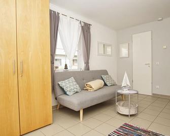 Haus Windland FeWo 24 mit eingezäuntem Garten - ideal für den Hundeurlaub - Wiek - Вітальня