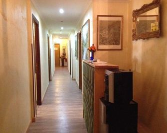 Tiburtina Inn Guest House - Roma - Pasillo