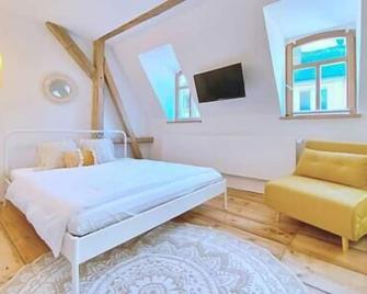 Zentrale 1-Zimmer-Ferienwohnung mit digitalem Check in - Hof - Schlafzimmer