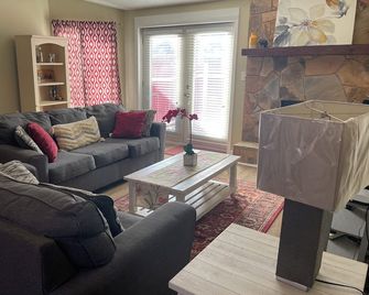Charming 3-bedroom house with WiFi, AC in welcoming Conyers - Conyers - Sala de estar