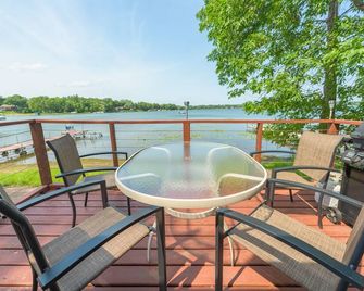 Cozy Lakefront 2 Br- 1ba, Welcomes You! - 린드스트롬 - 발코니