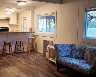 Clean, Updated, Budget Friendly & a little Quirky - Redding - Living room