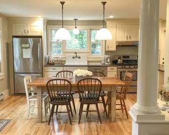 Luxurious Village Town House in the Heart of Aurora New York - Aurora - Comedor