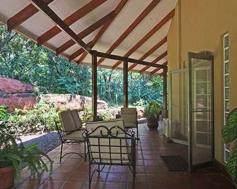 Enjoy up to 7 Homes and 3 separate pools on your very own Private Gated Estate - Tárcoles - Patio