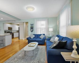 Perfect location in the heart of the Pier ! Short walk to Narragansett beach - Narragansett - Living room