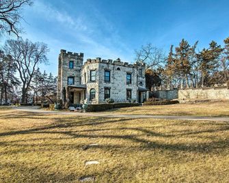 Historic Guest House on Castle Kimble Estate! - Manhattan - Building