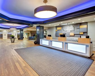 Holiday Inn Express Nashville Downtown - Broadway By IHG - Nashville - Front desk