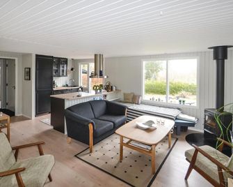 Three-Bedroom Holiday Home In Allingabro - 알링어보 - 거실